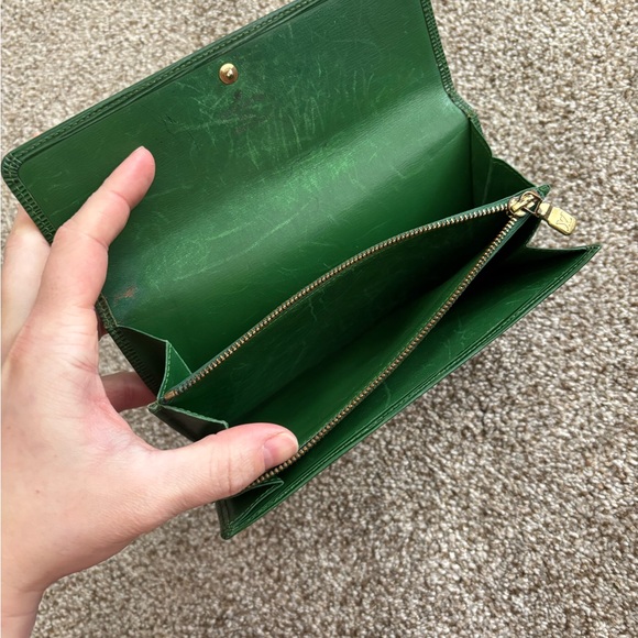 Authentic Louis Vuitton Vintage Green Epi Leather Sarah Long Wallet - Picture 6 of 13